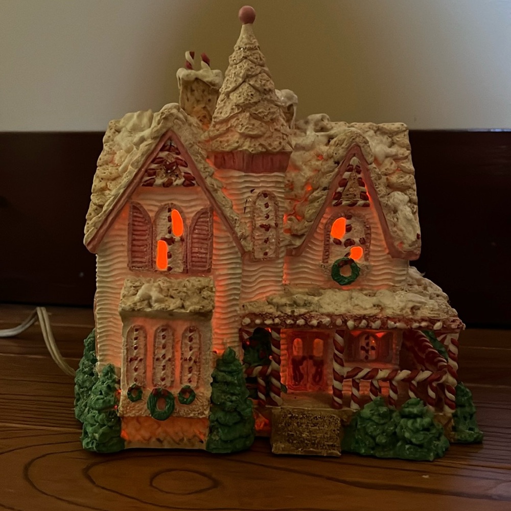 1998 house of Lloyd Sugarland Estate gingerbread lighted house